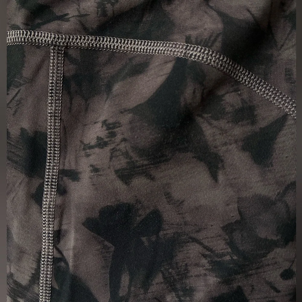 Lululemon Time To Sweat Crop in Mini Dusk Floral Antique Bark Black (Size:10)